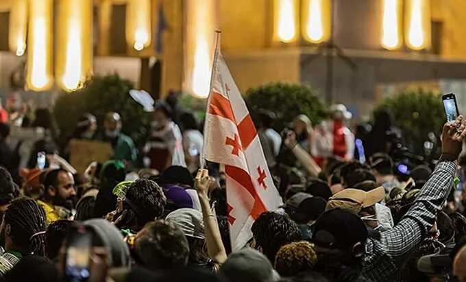 Жители Грузии начали массовые протесты против «заморозки» евроинтеграции