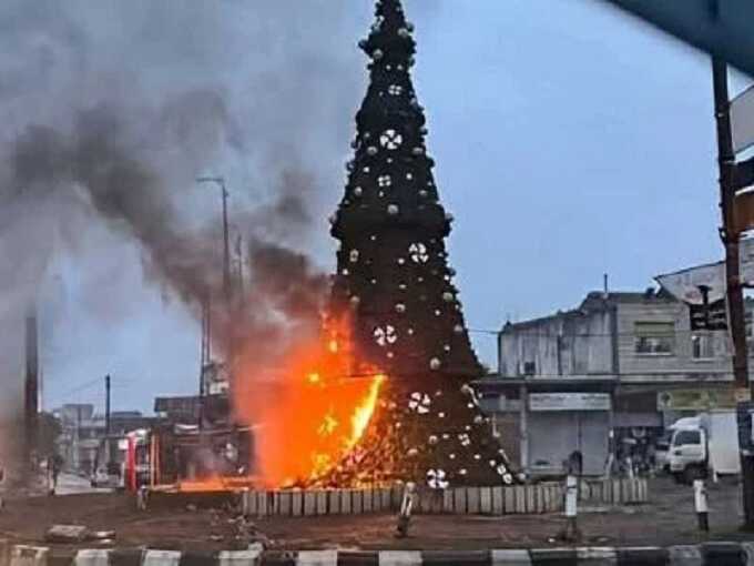 Боевики сожгли рождественскую ель в городе Эс-Сукейлабия